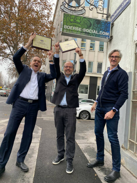 VBV Smeil Alps 2022 - Wolfgang Matejka (li., einzel) und Paul Severin (mi., Eam, Corporate) bejubeln ihre VBV Smeil Alps Trophys. Josef Chladek (BSM) gratuliert. (23.12.2022) 