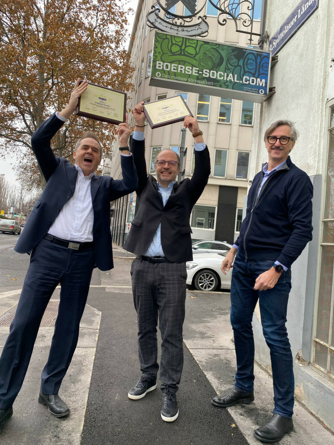 VBV Smeil Alps 2022 - Wolfgang Matejka (li., einzel) und Paul Severin (mi., Eam, Corporate) bejubeln ihre VBV Smeil Alps Trophys. Josef Chladek (BSM) gratuliert.