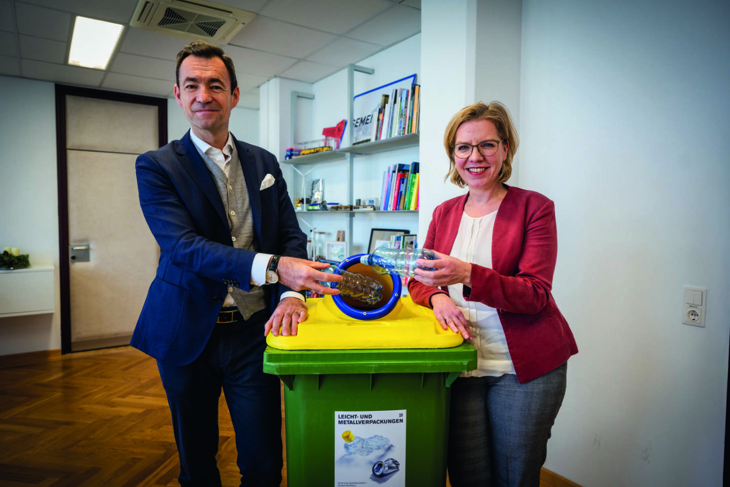 ARA Altstoff Recycling Austria AG: Österreichs Haushalte sammelten über 1 Mio. Tonnen Verpackungen und Altpapier, im Bild: ARA Vorstandssprecher Harald Hauke und Leonore Gewessler, Bundesministerin für Klimaschutz, Umwelt, Energie, Mobilität, Innovation und Technologie, Fotocredit:Cajetan Perwein