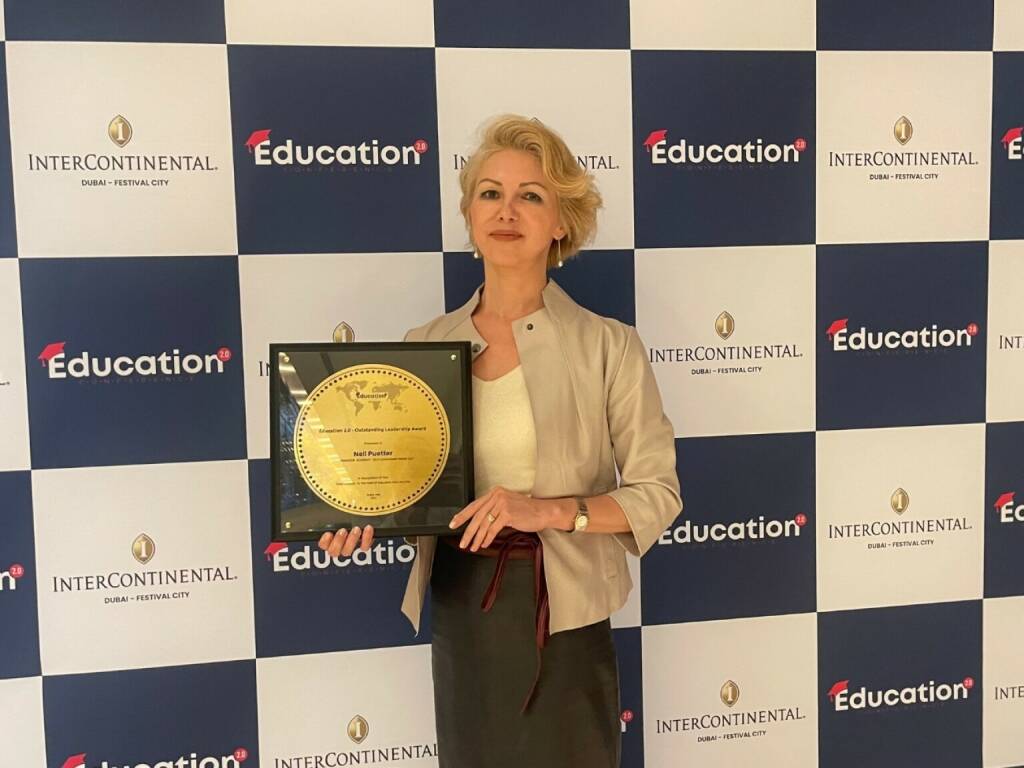 Calmfidence® Gründerin Nell Pütter erhält Auszeichnung für Leadership auf der Education 2.0 Conference in Dubai und wurde für ihren außergewöhnlichen Beitrag in der Bildungsbranche ausgezeichnet. Credit: Calmfidence, © Aussendung (29.12.2022) 