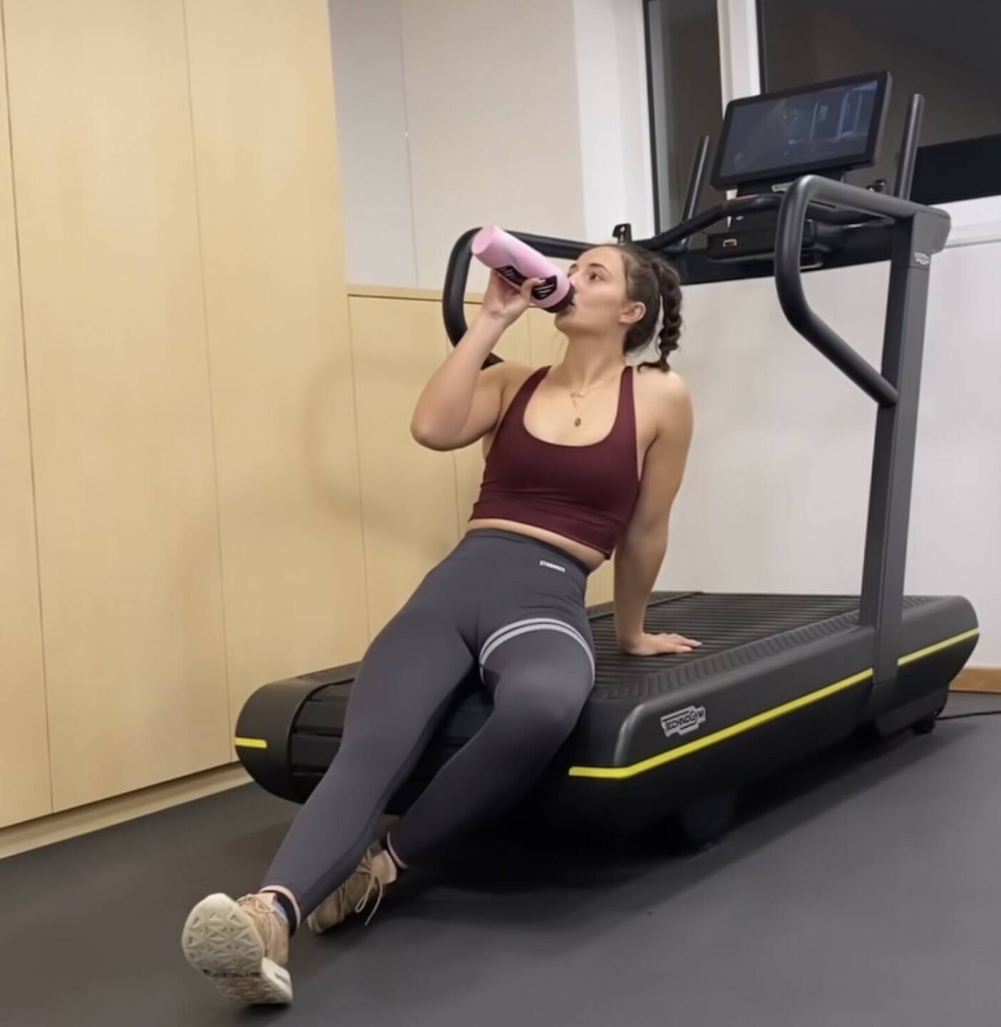 Pause Technogym Yes
Von: https://www.instagram.com/ana_roxy/ (ana_roxy - Ana Roxana Lehaci, http://www.analehaci.com  