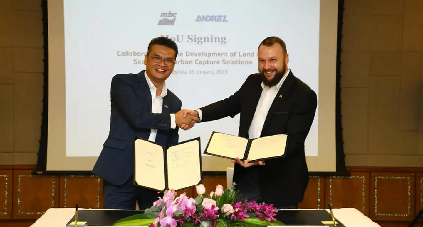 Andritz ist eine strategische Partnerschaft mit MISC eingegangen, um Anlagen zur Dekarbonisierung für die maritime Industrie zu entwickeln. Von links nach rechts: Mohd Denny Mohd Isa, MISC, und Michael Karner, ANDRITZ © ANDRITZ