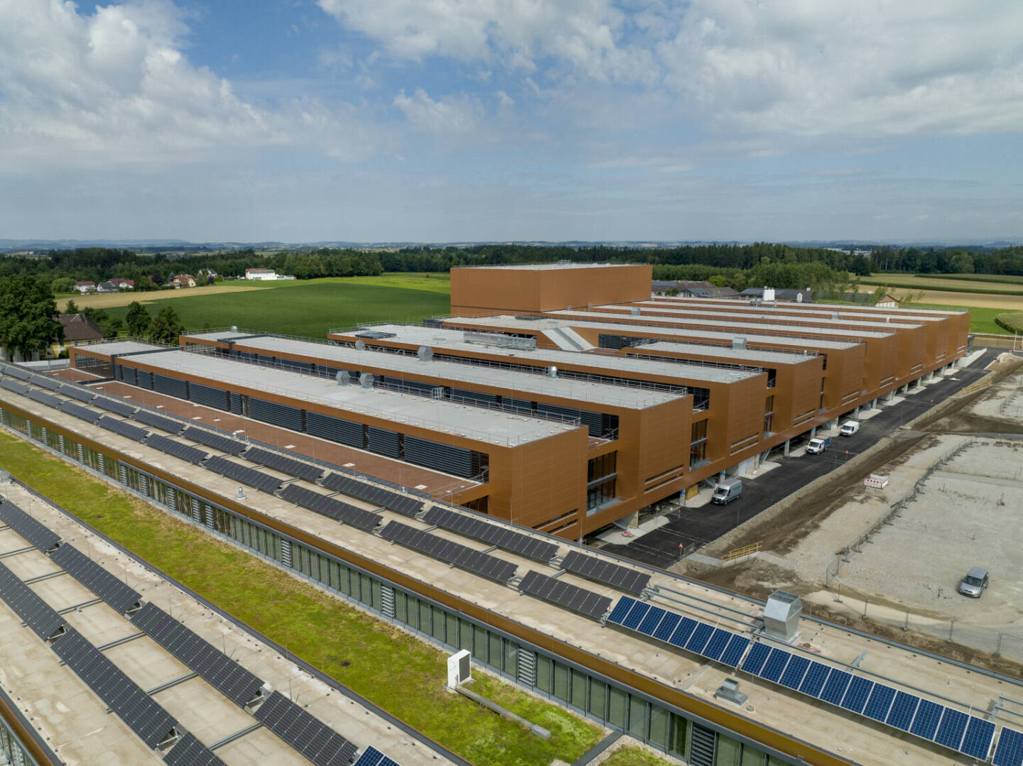 Fronius erreicht Umsatzmarke von einer Milliarde Euro - Norderweiterung des Fronius Produktionswerks im österreichischen Sattledt ist bereits in Betrieb; Fotocredit: Fronius International GmbH