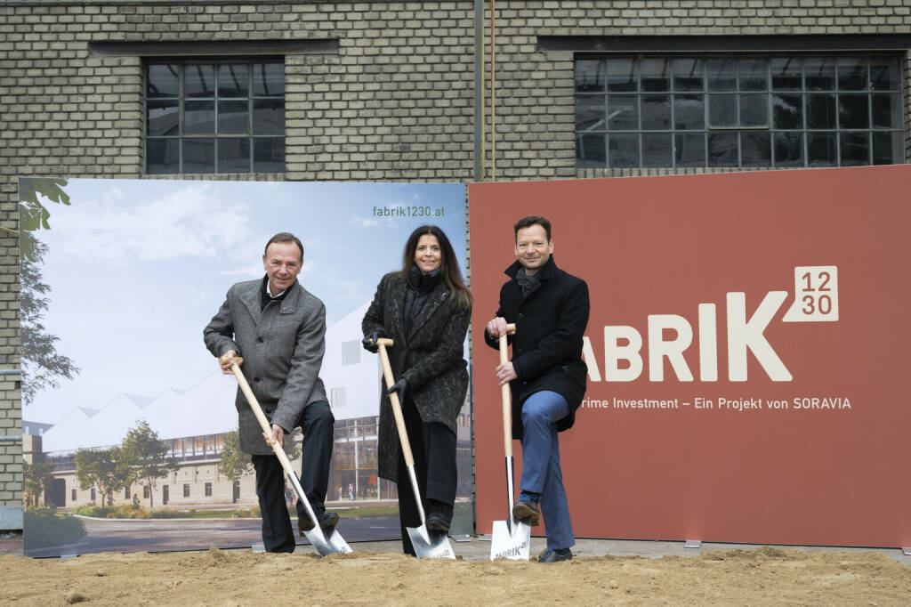 IFA Institut für Anlageberatung AG: Fabrik1230: SORAVIA und IFA schaffen ein neues Grätzlzentrum in Wien-Atzgersdorf, Spatenstich für Fabrik1230 in Atzgersdorf: v.l.n.r: Gerald Bischof (Bezirksvorsteher Liesing), Sandra Derradji-Eder (Projektleiterin SORAVIA), Mag. Michael Meidlinger (CFO IFA AG) © keinrath.com (25.01.2023) 