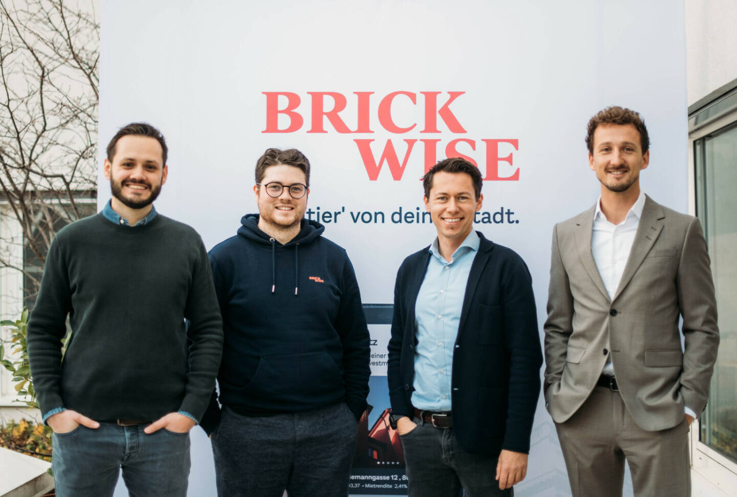 Brickwise Investment GmbH: Ende des Jahres waren bereits neun Wohn- und Gewerbeimmobilien aus Österreich auf der Plattform gelistet. Insgesamt wurden mehr als 23.000 digitalisierte Anteile mit einem Gesamttransaktionswert von 5,5 Millionen Euro ge- und verkauft. Die Zahl der registrierten User:innen stieg in den ersten zwölf Monaten auf über 20.000 an., Gründerteam von Brickwise - v. li.: Marco Neumayer, Valentin Perkonigg, Michael Murg, Klaus Pateter; Credit: Vicky Posch