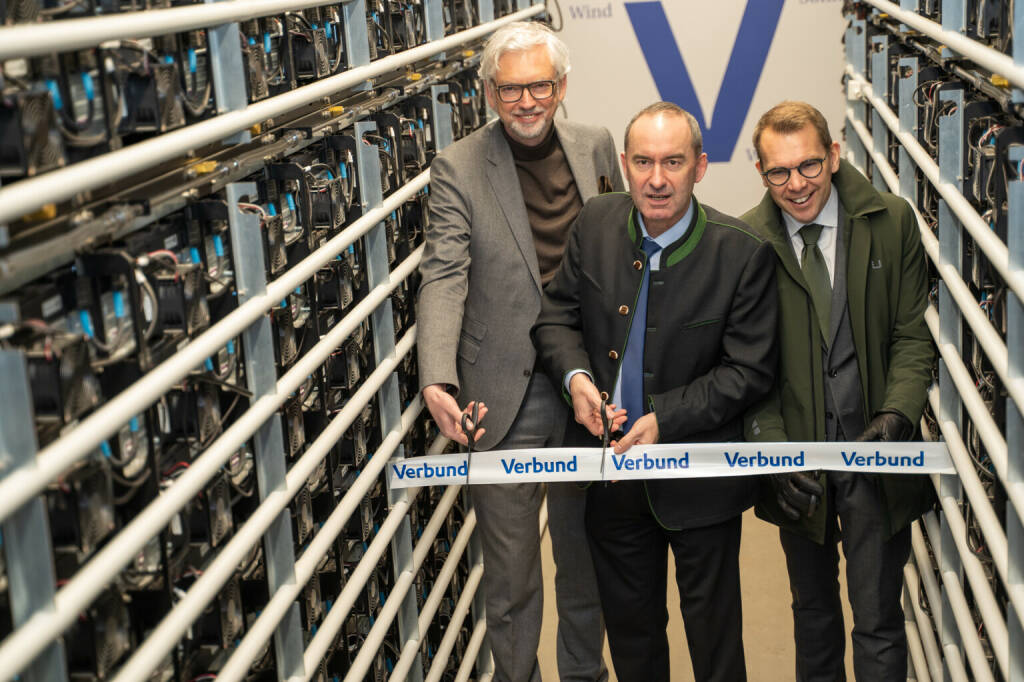 Inbetriebnahme der derzeit größten Batteriespeicher Bayerns durch Staatsminister Hubert Aiwanger (Mitte), VERBUND-Vorstandsvorsitzendem Michael Strugl (li.) und Å-Energi-CEO Steffen Syvertsen (re.) Credit: Verbund, © Aussendung (30.01.2023) 