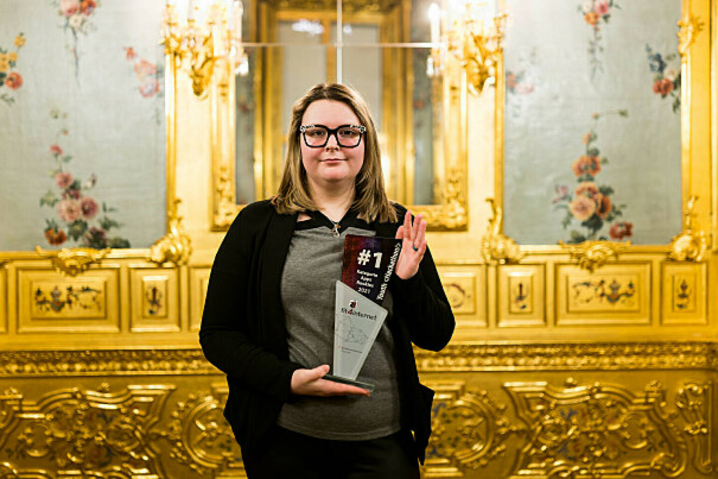 A1 Lehrlinge beim YOUTH HACKATHON AWARD gleich zweimal am Stockerl; A1 Lehrling Annalena freut sich © Christopher Bunker / BKAsehr über ihre Auszeichnung.