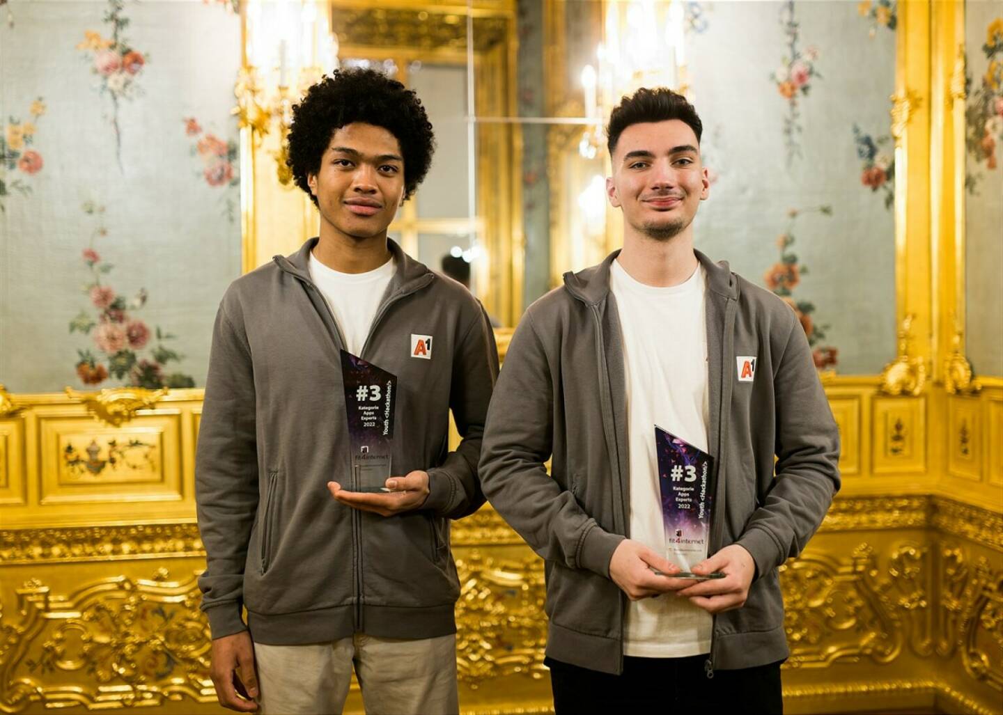 Ausgezeichnet! A1 Lehrlinge beim YOUTH HACKATHON AWARD gleich zweimal am Stockerl, die A1 Lehrlinge Efe und Midras freuen sich sehr über ihre Auszeichung.© Christopher Bunker / BKA