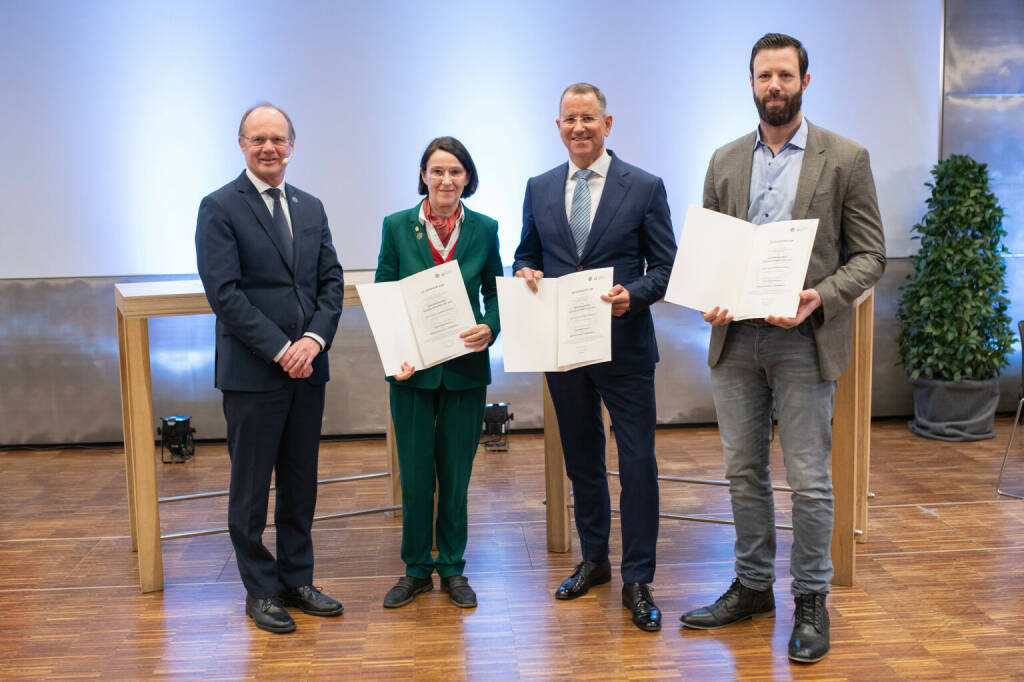 Stiftungspreis Wissenschaft-Wirtschaft 2022 würdigt Zusammen-arbeit der Universität Ulm mit Stammzellunternehmen RHEACELL; Im Bild von rechts nach links:Andreas Kluth und Christoph Ganss von der Firma RHEACELL, Karin Scharffetter-Kochanek vom Universitätsklinikum Ulm sowie Michael Weber von der Universität Ulm, der die Urkunden im Rahmen der Preisverleihung am 3.2.2023 überreichte. Fotocredit:RHEACELL GmbH und Co. KG, © Aussendung (09.02.2023) 