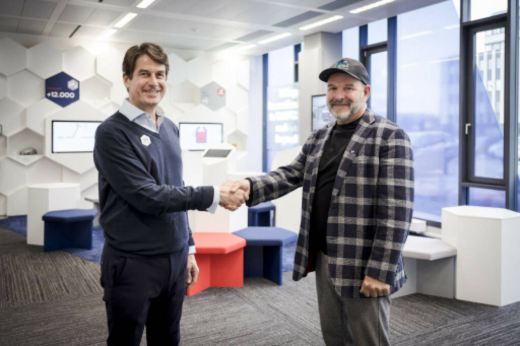 RHI Magnesita und australisches Cleantech MCi Carbon gehen Partnerschaft zur Dekarbonisierung der Feuerfestindustrie ein; Bild: RHI Magnesita CEO Stefan Borgas und MCi Carbon CEO Marcus Dawe, Credit: RHI Magnesita, © Aussendung (14.02.2023)