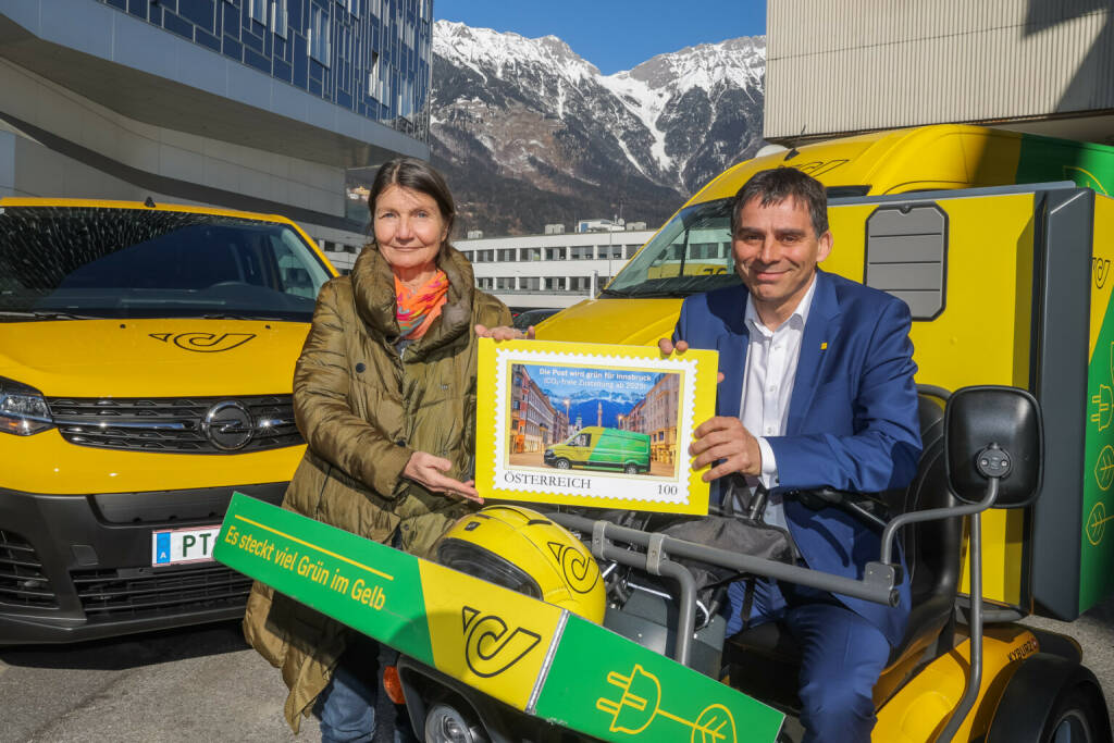 Österreichische Post AG: Post setzt Startschuss für emissionsfreie Zustellung in Innsbruck, Uschi Schwarzl, Innsbrucker Stadträtin für Umwelt, Energie und Mobilität, und Peter Umundum, Vorstandsdirektor für Paket & Logistik, Österreichische Post AG, beim Startschuss für das Grüne Innsbruck; Credit: Österreichische Post, © Aussender (16.02.2023) 