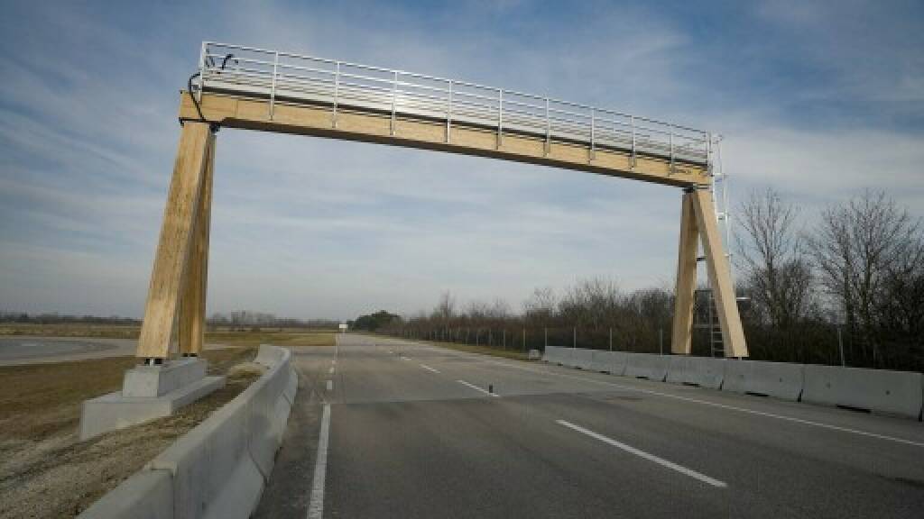 Mautbrücke aus Holz zeichnet sich durch hohe Umweltverträglichkeit aus, erste Green Gantry auf Kapsch TrafficCom-Teststrecke in Teesdorf (NÖ)  Fotocredit:Kapsch TrafficCom, © Aussender (23.02.2023) 