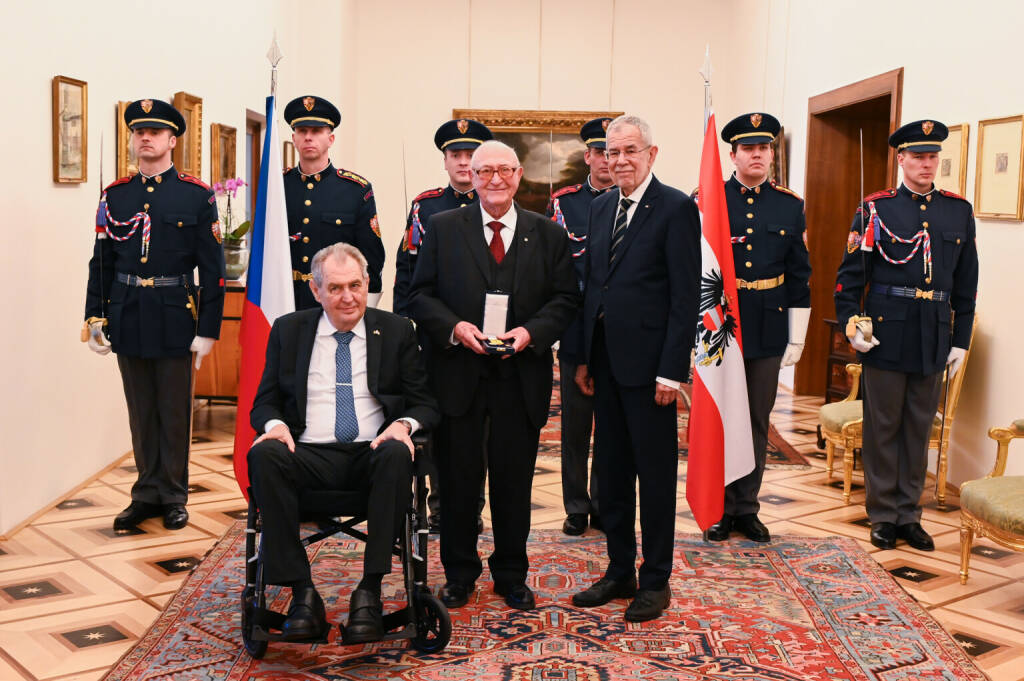 Vienna Insurance Group: Hohe Auszeichnung der Tschechischen Republik für Aufsichtsratsvorsitzenden der Vienna Insurance Group Günter Geyer; v.l.n.r.: Miloš Zeman, Staatspräsident der Tschechischen Republik, Dr. Günter Geyer, Aufsichtsratsvorsitzender Vienna Insurance Group, Univ.-Prof. Dr. Alexander Van der Bellen, Bundespräsident der Republik Österreich. Fotocredit:Fotoarchiv KPR/Hana Brožková, © Aussendung (06.03.2023) 