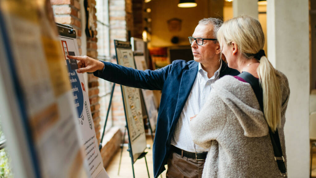 MEGA Bildungsstiftung startet Förderausschreibungen 2023, 1 Million Euro für Innovationen im Bereich Wirtschaftsbildung; im Bild: Martin Ruckensteiner (Schule im Aufbruch) und Ulrike Lichtinger (Flourishing SE) bei den Projekten der ersten MEGA Bildungsmillion Copyright: Igor Ripak, © Aussender (09.03.2023) 