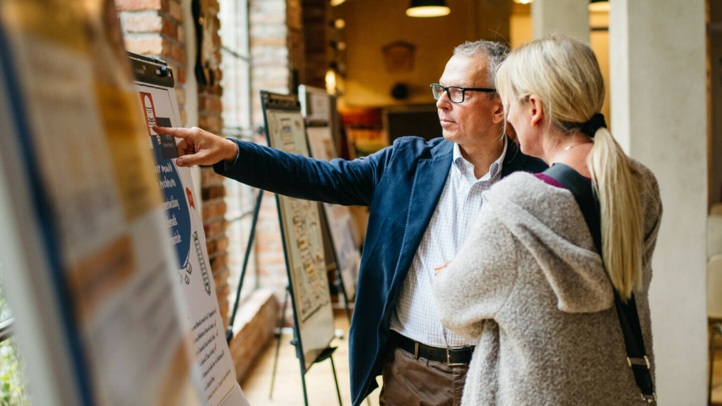 MEGA Bildungsstiftung startet Förderausschreibungen 2023, 1 Million Euro für Innovationen im Bereich Wirtschaftsbildung; im Bild: Martin Ruckensteiner (Schule im Aufbruch) und Ulrike Lichtinger (Flourishing SE) bei den Projekten der ersten MEGA Bildungsmillion Copyright: Igor Ripak