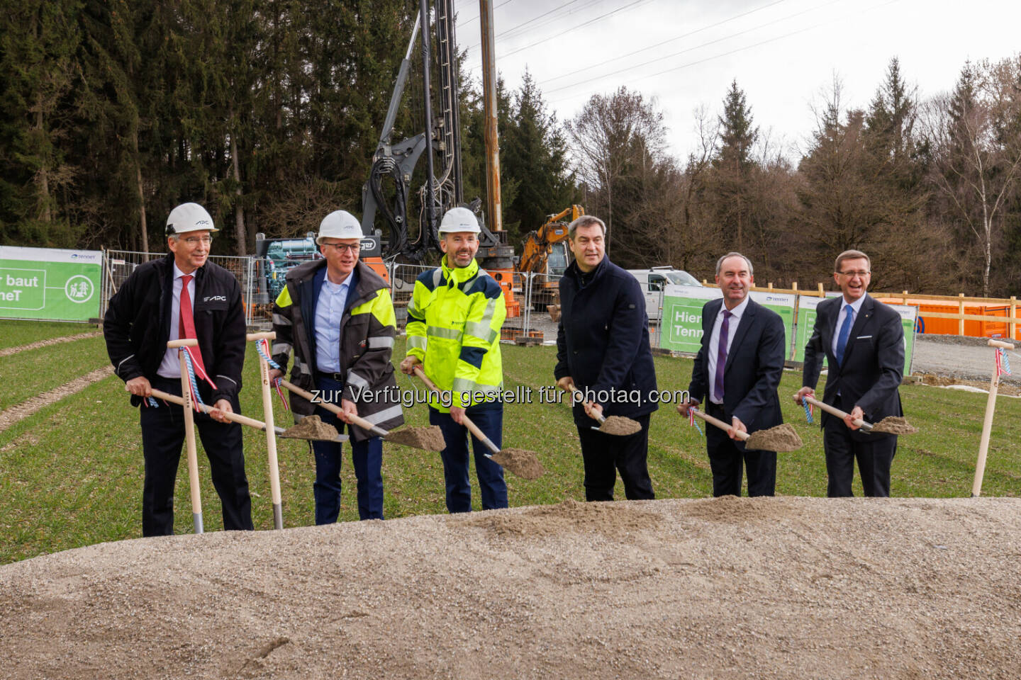 Austrian Power Grid AG: Spatenstich für 380-kV-Deutschlandleitung erfolgt, v.l.n.r. Thomas Karall (kaufm. Vorstand APG), Gerhard Christiner (techn. Vorstand APG), Tim Meyerjürgens (Geschäftsführer TenneT), Markus Söder (Ministerpräsident), Hubert Aiwanger (Wirtschaftsminister), Markus Achleitner (Wirtschaftslandesrat); Credit: TenneT