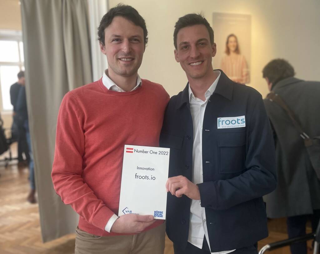 Gründer David Mayer-Heinisch und Investor Gregor Schlierenzauer übernehmen den Preis für den Number One Innovator 2022, den froots.io gewonnen hat (09.03.2023) 