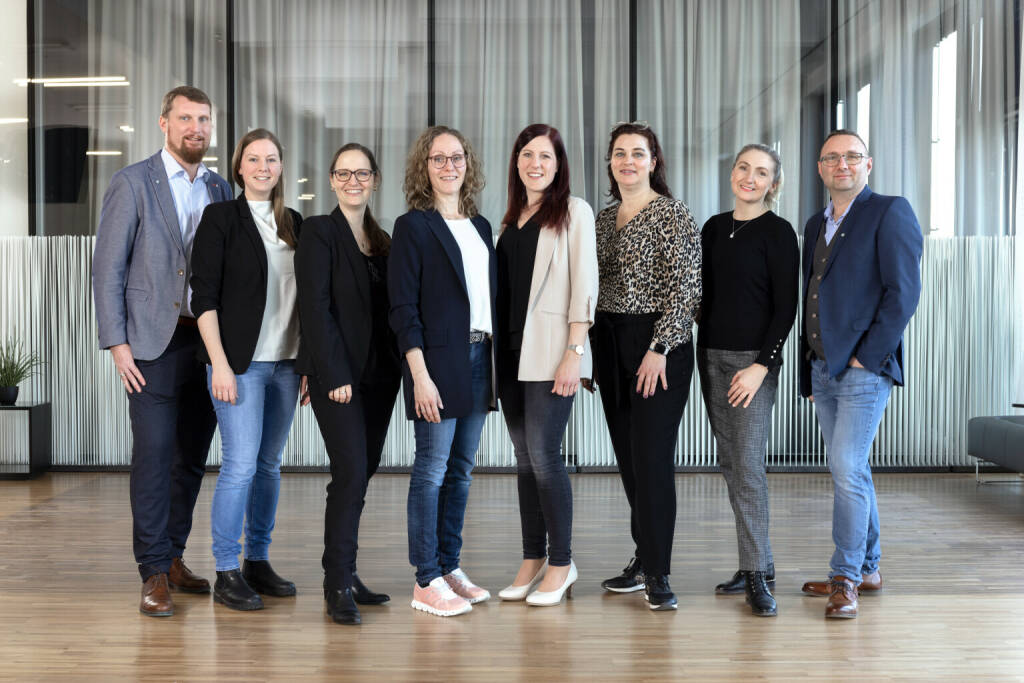 FACC:  Jobsharing neu gedacht: Das Projektteam, bestehend aus IT, Communications, HR und dem Plattformanbieter JobTwins. V.l.n.r.: Alexander Hochmeier (VP IT & Security), Kristina Danninger (Senior Marketing & Communications Manager), Sigrid Uray-Esterer (JobTwins), Katharina Brunneder (Information Security Officer), Kathrin Gerauer (Information Security Officer), Martina Thoeress-Kofler (Group Lead Employer Branding), Katharina Miller (JobTwins) und Martin Pils (CISO). Foto by Georg Tiefenthaler (GETIFO), © Aussender (17.03.2023) 