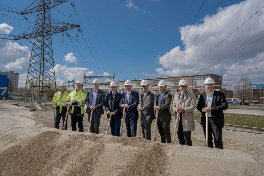 Austrian Power Grid AG: Umspannwerk Hütte Süd: Startschuss zum Schlüsselprojekt für CO2-freie Wirtschaftszukunft erfolgt, v.l.n.r. Michael Haselauer, Manfred Hofer, Stefan Kaineder, Gerhard Christiner, Markus Achleitner, Johannes Zimmerberger, Jörg Mittendorfer, Helmut Gruber, Thomas Karall, Fotocredit:APG / Markus Schlögl, © Aussender (22.03.2023) 