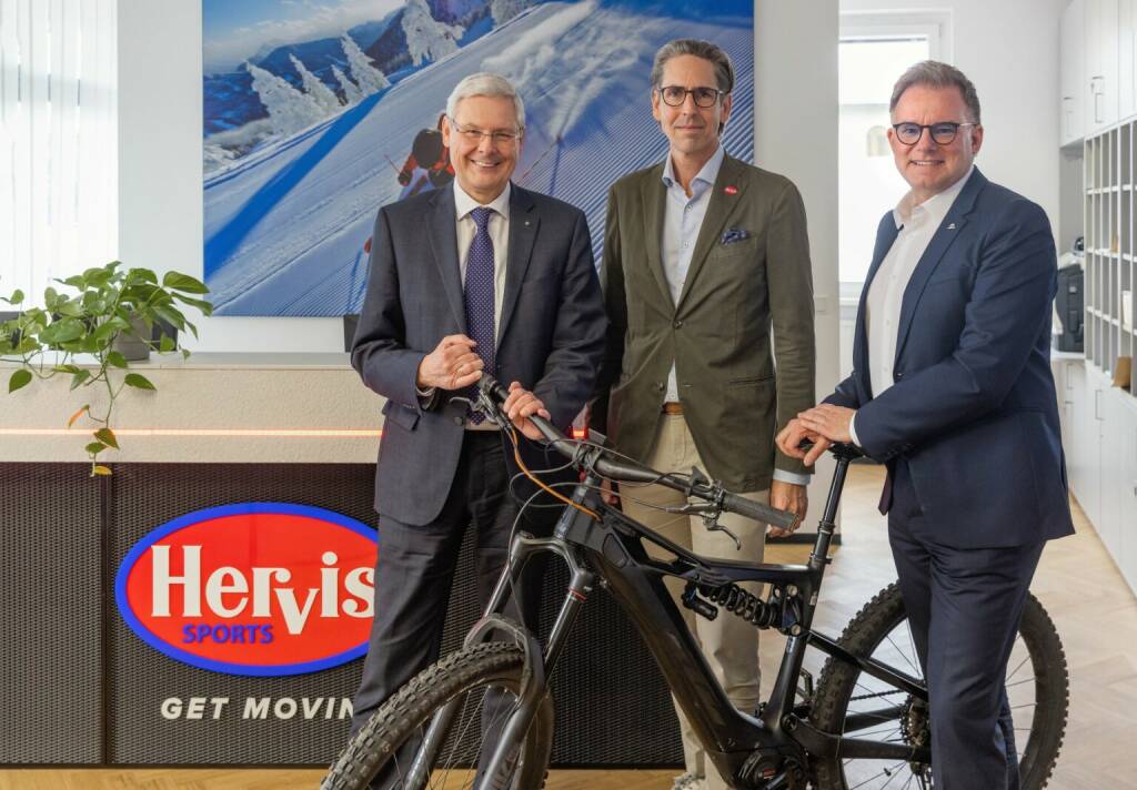 UNIQA & Hervis Sports starten Kooperation mit innovativer Fahrradversicherung, v.l.n.r.: Hans Reisch, Vorstand Spar Österreichische Warenhandels-AG; Oliver Seda, CEO Hervis Sports; Peter Humer, Vorstand Kunde & Markt Österreich UNIQA Insurance Group AG Credit: Eva trifft. Fotografie, © Aussendung (30.03.2023)