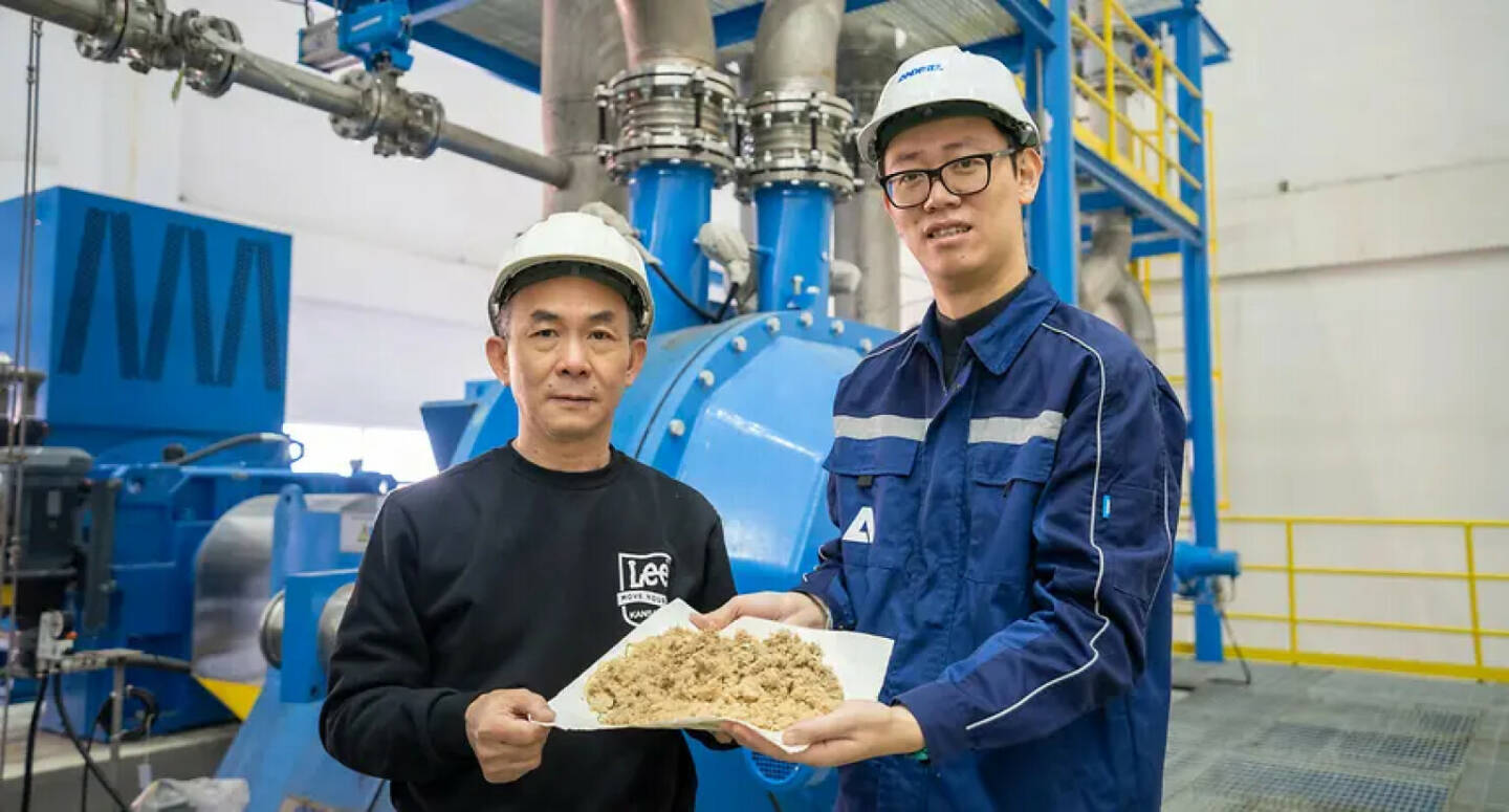 Ming Xing, Vice General Manager, Dongguan Jianhui Paper Co., Ltd. (links) und Cui Ping, Direktor Projekt- und Baustellenmanagement, ANDRITZ (China) Ltd. vor dem neuen TwinFlo Prime Refiner © ANDRITZ