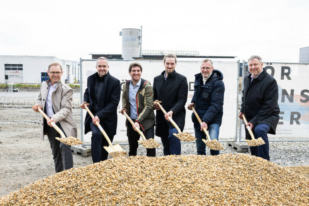 VIVATIS Holding AG: Spatenstich für Österreichs größte Insektenzuchtanlage der Firma ECOFLY in Andorf, v.l.n.r.: Karl Buchinger (Bürgermeister Andorf), Mag. Gerald Hackl (Vorstandsvorsitzender VIVATIS Holding AG), Simon Weinberger (GF ECOFLY), Michael Forster (GF ECOFLY), Bernhard Protiwensky (ECOFLY), Mag. Friedrich Hausberger (GF PUREA Austria GmbH) Credit: UREA Austria GmbH/ECOFLY/APA, © Aussender (12.04.2023) 