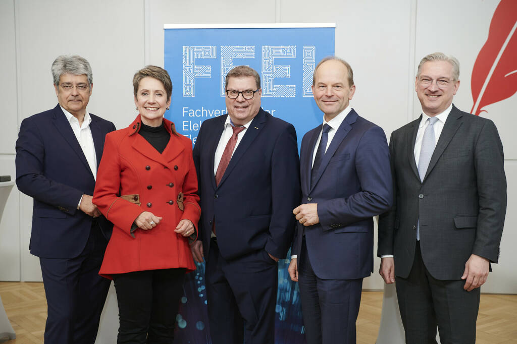 FEEI - Fachverband der Elektro- und Elektronikindustrie: FEEI: European Chips Act für Stabilität, Sicherheit & Nachhaltigkeit, V.l.n.r.: Ing. Wolfgang Hesoun – FEEI-Obmann, Vorstandsvorsitzender Siemens AG Österreich DI Dr. Sabine Herlitschka, MBA – FEEI-Obmann-Stellvertreterin Ing. Erwin Raffeiner – Geschäftsführer Sprecher Automation DI (FH) Andreas Gerstenmayer – Vorstandsvorsitzender AT & S Austria Technologie & Systemtechnik AG DI Georg List – Vice President, Corporate Strategy AVL List GmbH; Fotocredit:Martin Hörmandinger, © Aussender (17.04.2023) 