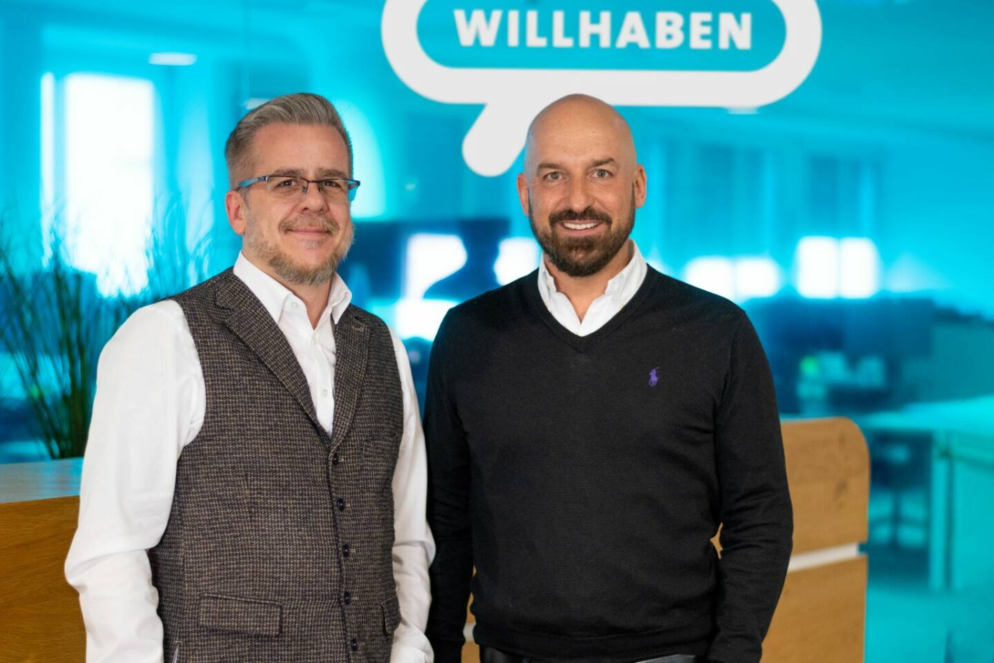 willhaben.at: willhaben-Motornetzwerk und 2trde bündeln Kräfte im B2B-Gebrauchtwagenhandel, gemeinsam erreichen willhaben und 2trde mehr als 70.000 B2B-KäuferInnen im Bild: Marcus Kraushofer, Verkaufsleitung Motornetzwerk bei willhaben und Stefan Tomicic, Head of Sales bei 2trde; Foto: willhaben und 2trde