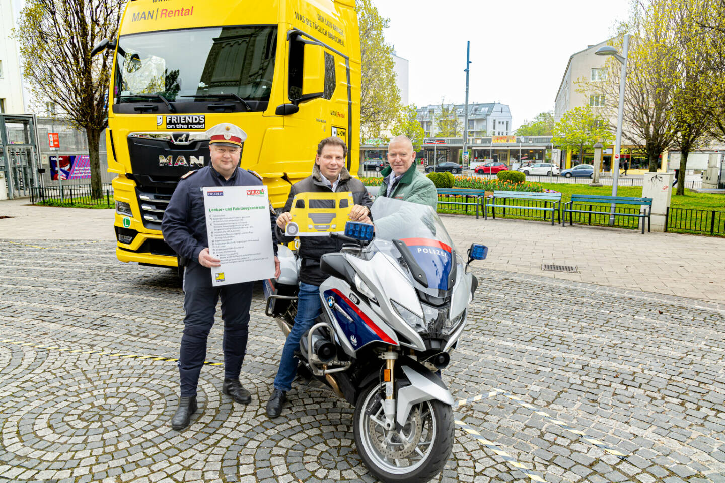 Wirtschaftskammer Wien: Wiener Transporteure und LPD Wien präsentieren neuen Leitfaden, Chefinspektor Martin Slimar, Obmann der Transporteure Wolfgang Böhm und Funktionär Artur Waniek; Foto: Christian Mikes