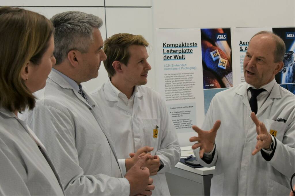 Bundeskanzler Karl Nehammer besuchte heute Leoben, um sich gemeinsam mit der steirischen Wirtschaftslandesrätin Barbara Eibinger-Miedl ein Bild vom neuen AT&S-Mikroelektronik-Kompetenzzentrum zu machen, das derzeit in Hinterberg entsteht. Die Forschungs- und Produktionsstätte für IC-Substrate, die bereits 2024 in Betrieb gehen wird, gilt als einer der bedeutendsten österreichischen und europäischen Beiträge zur globalen Mikrochipfertigung. Bild: 4: Von links nach rechts: Barbara Eibinger-Miedl, Karl Nehammer, Florian Titjung (AT&S Director Core Operations), Andreas Gerstenmayer; Foto Credits: AT&S / Christoph Heigl
, © Aussender (21.04.2023) 