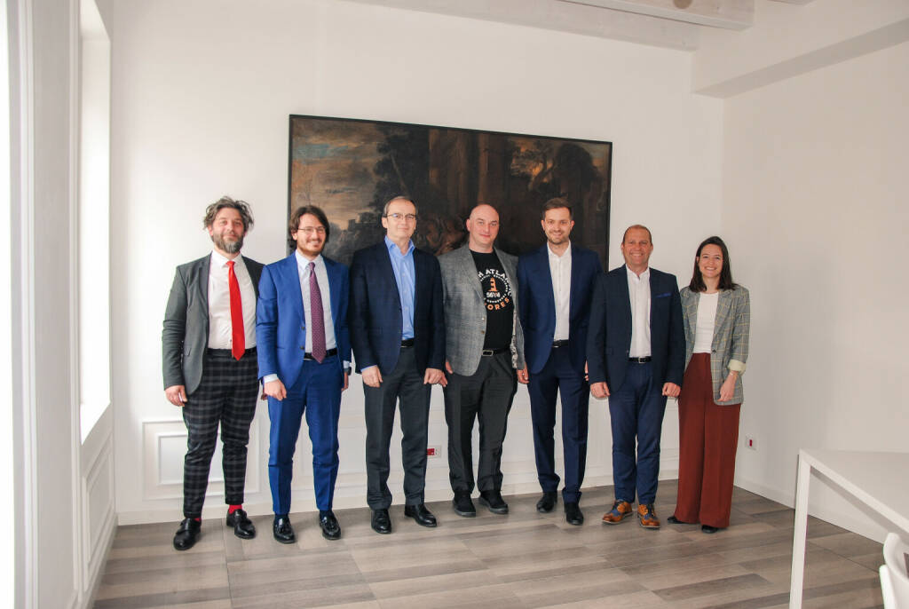 BERTSCHfoodtec übernimmt italienisches Partnerunternehmen Giacomazzi Food Tech, v.l.: Andrea Peluso (Anwalt Giacomazzi Food Tech), Mario Niggeler (Anwalt BERTSCHfoodtec), Stefan Kuzmits (Generalbevollmächtigter BERTSCHfoodtec), Mauro Giacomazzi (Geschäftsführer Giacomazzi Food Tech), Bertsch Hubert jun. (Geschäftsführer BERTSCHfoodtec), Hueber Christoph (Geschäftsführer BERTSCHfoodtec), Angelika Mascotti (Anwältin BERTSCHfoodtec) Credit: BERTSCHfoodtec, © Aussendung (24.04.2023) 