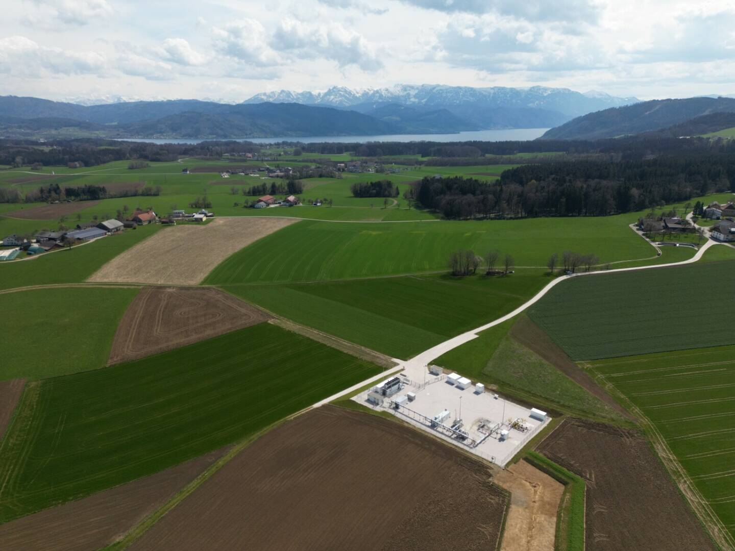 RAG Austria AG: Weltweit erster geologischer Wasserstoffspeicher geht in Betrieb; Mit „Underground Sun Storage“, dem weltweit ersten Wasserstoffspeicher in einer unterirdischen Porenlagerstätte, setzt die RAG Austria AG – Renewables and Gas – gemeinsam mit ihren Projektpartnern international neue Maßstäbe.Fotocredit:©film-pla.net