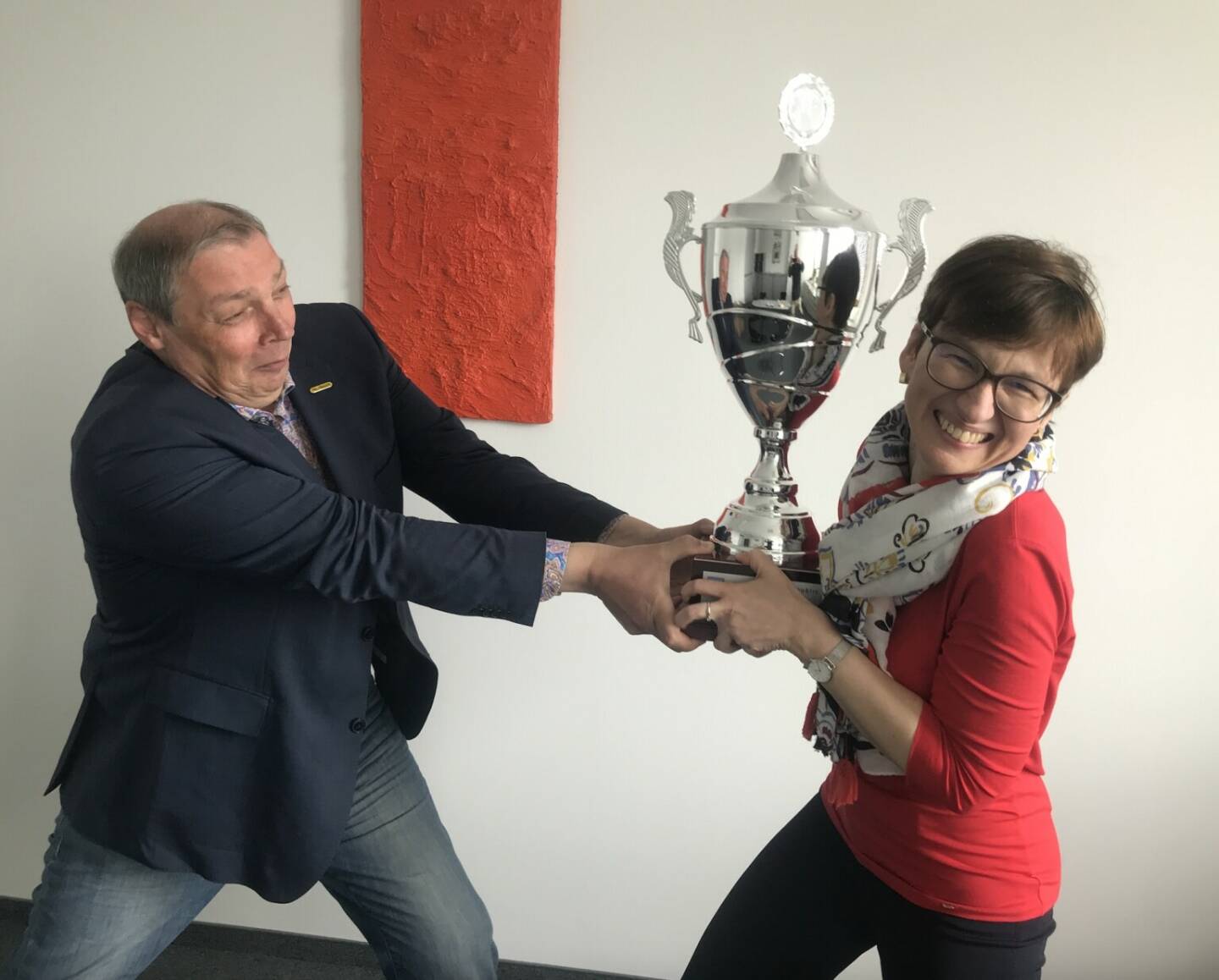 Mit Hannes Roither (Palfinger) und Nina Higatzberger (VIG), die gerade um den Wanderpokal des Aktienturniers fighten