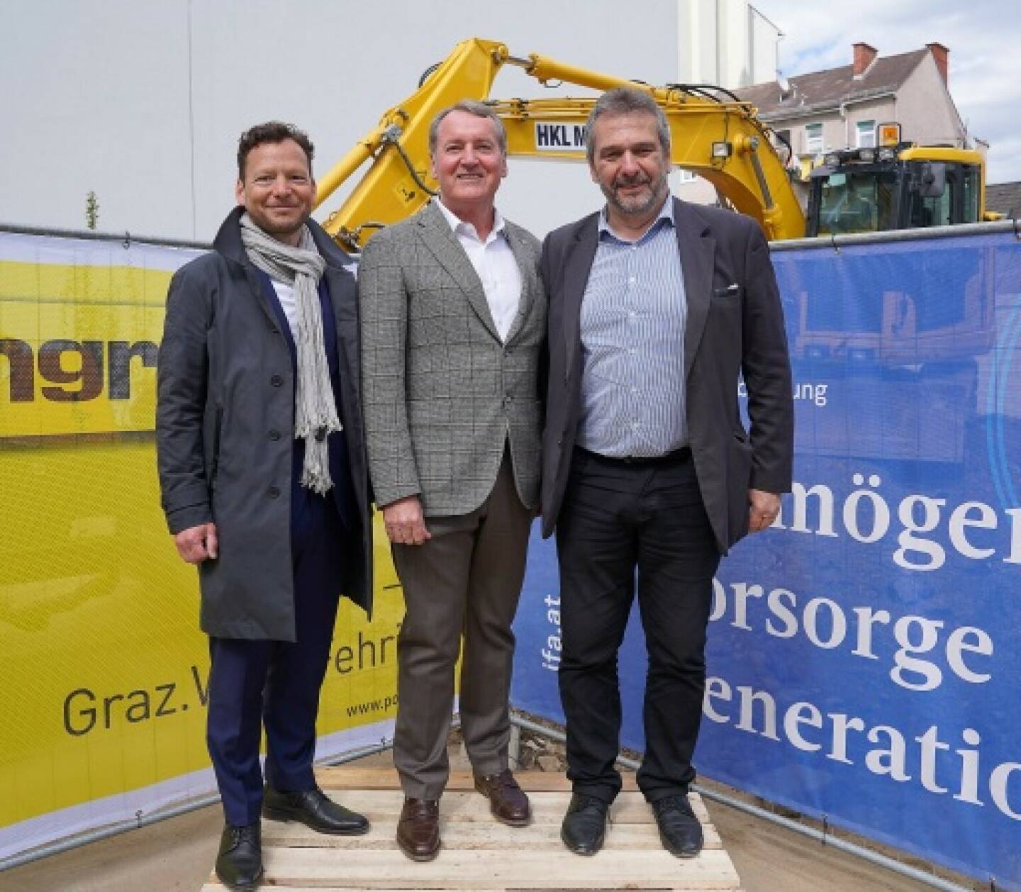 IFA AG: Gleichenfeier für Grazer Wohnbauprojekt „Idlhofgasse 70“ ein Monat früher als geplant, v.l.n.r.: Michael MEIDLINGER, Vorstand IFA AG; Alexander PONGRATZ, Pongratz Baugesellschaft; Robert FLEISCHMANN, Freude am Wohnen; Credit: IDA