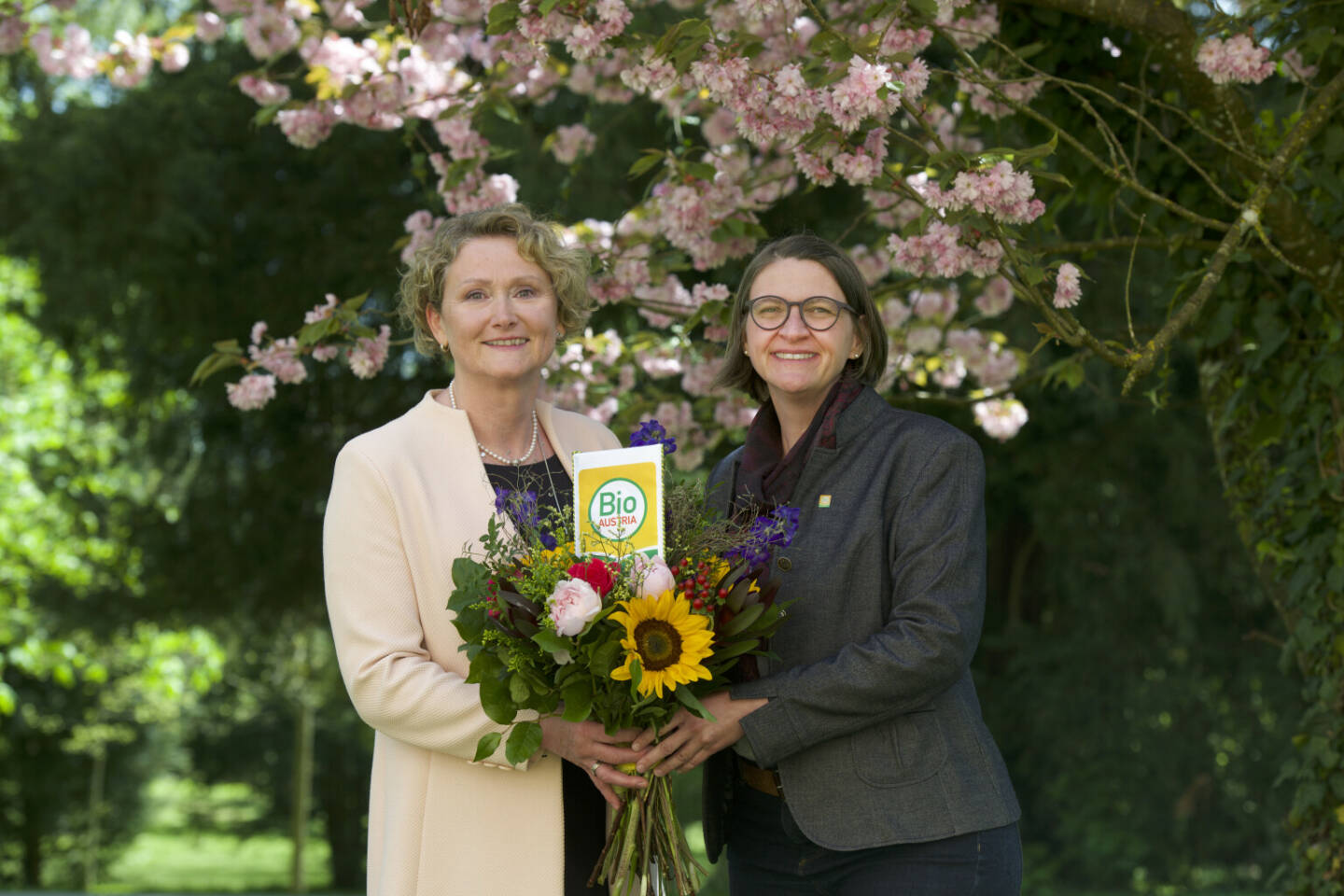 BIO AUSTRIA: Hofübergabe im Bio-Verband - Barbara Riegler folgt als Obfrau auf Gertraud Grabmann, Barbara Riegler (rechts) übernimmt die Führung des BIO AUSTRIA Bundesverbandes von Gertraud Grabmann. Credit: Bio Austria