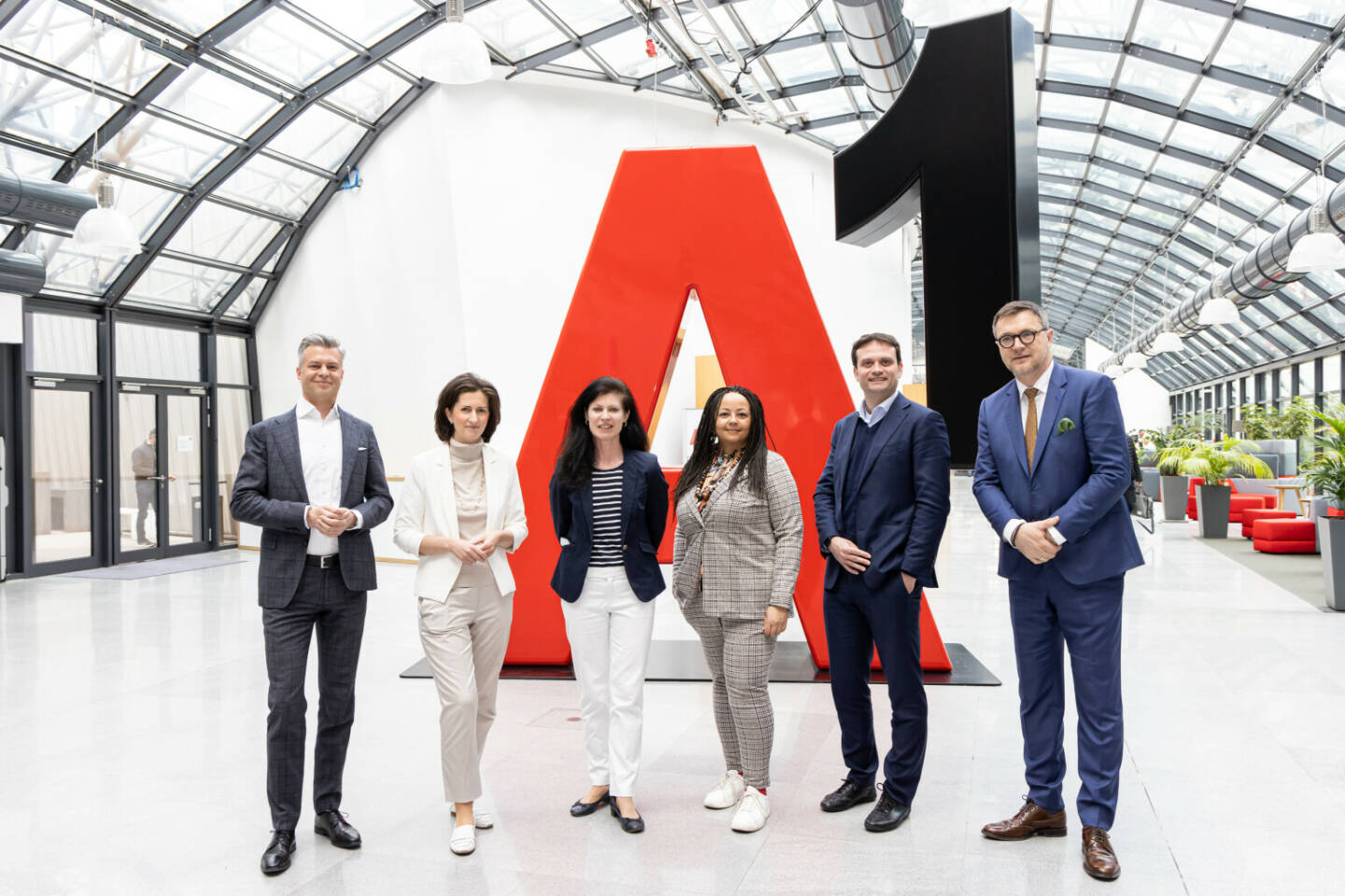 Unter dem Titel „Zero Trust – Warum Unternehmen die Stärkung ihrer Cyber Resilience vorantreiben müssen“ sprach Gastgeber Thomas Arnoldner, CEO A1 Group, mit Klaus Steinmaurer, GF RTR Fachbereich Telekom & Post, Richard Malovic, CEO Whalebone, Isabell Claus, Managing Director & Co-Founder thinkers.ai und Ronke Babajide, Manager Systems Engineering, Fortinet, unter Moderation von Christine Walmüller-Schiller, Leitung Marketing&Kommunikation AIT. Credit: A1 Telekom Austria