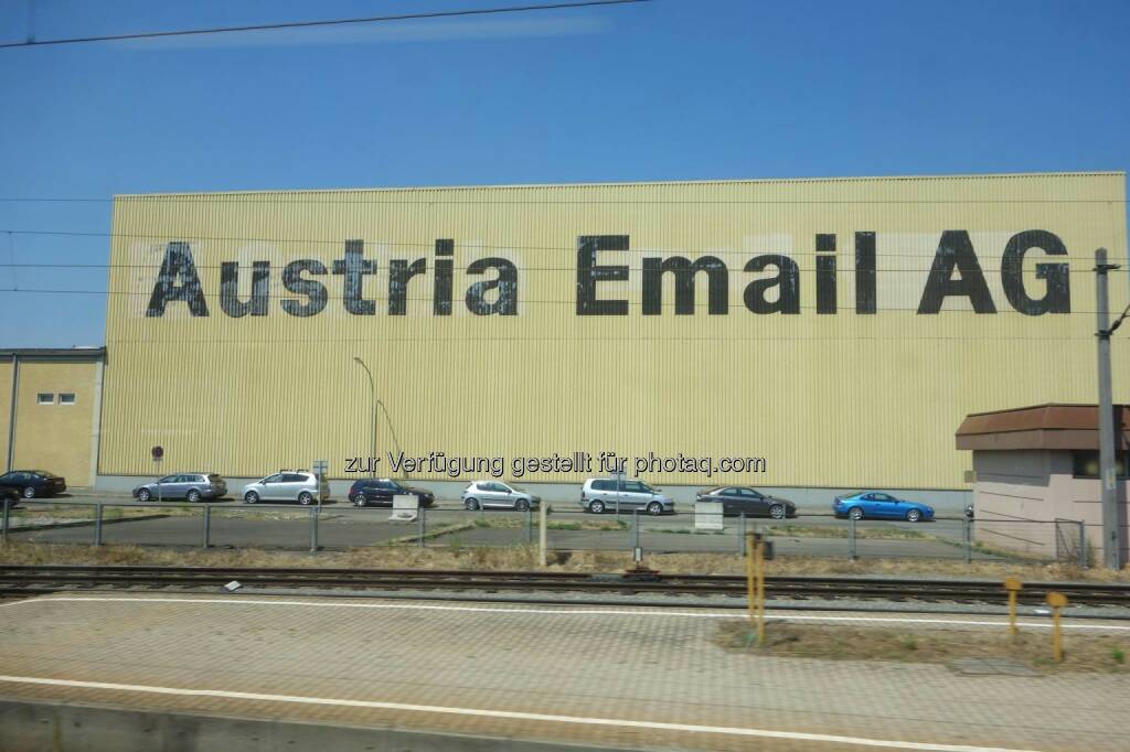 Austria Email AG: ... als ich mit dem Zug von Wien nach Pörtschach fuhr, habe ich dieses Foto gemacht. Aus heutiger Sicht frage man sich zurecht, was fertigt diese AG?, © Dirk Herrmann (03.09.2013) 