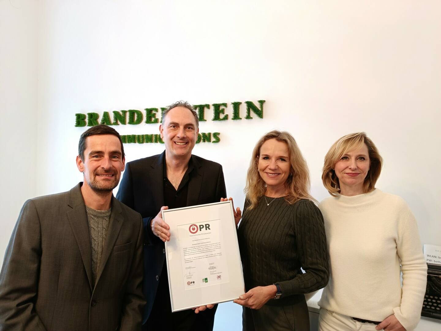 Ausgezeichnet: Brandenstein Communications und Sanofi Österreich sind neue Träger des Österreichischen PR-Gütezeichens, Marco Jäger (Brandenstein Communications), Christian Krpoun (Geschäftsführer Österreichisches PR-Gütezeichen), Christina Brandenstein (Brandenstein Communications) und Mag. Andrea Pfenningbauer (Brandenstein Communications) bei der Zertifikatsübergabe. Credit: Brandenstein Communications