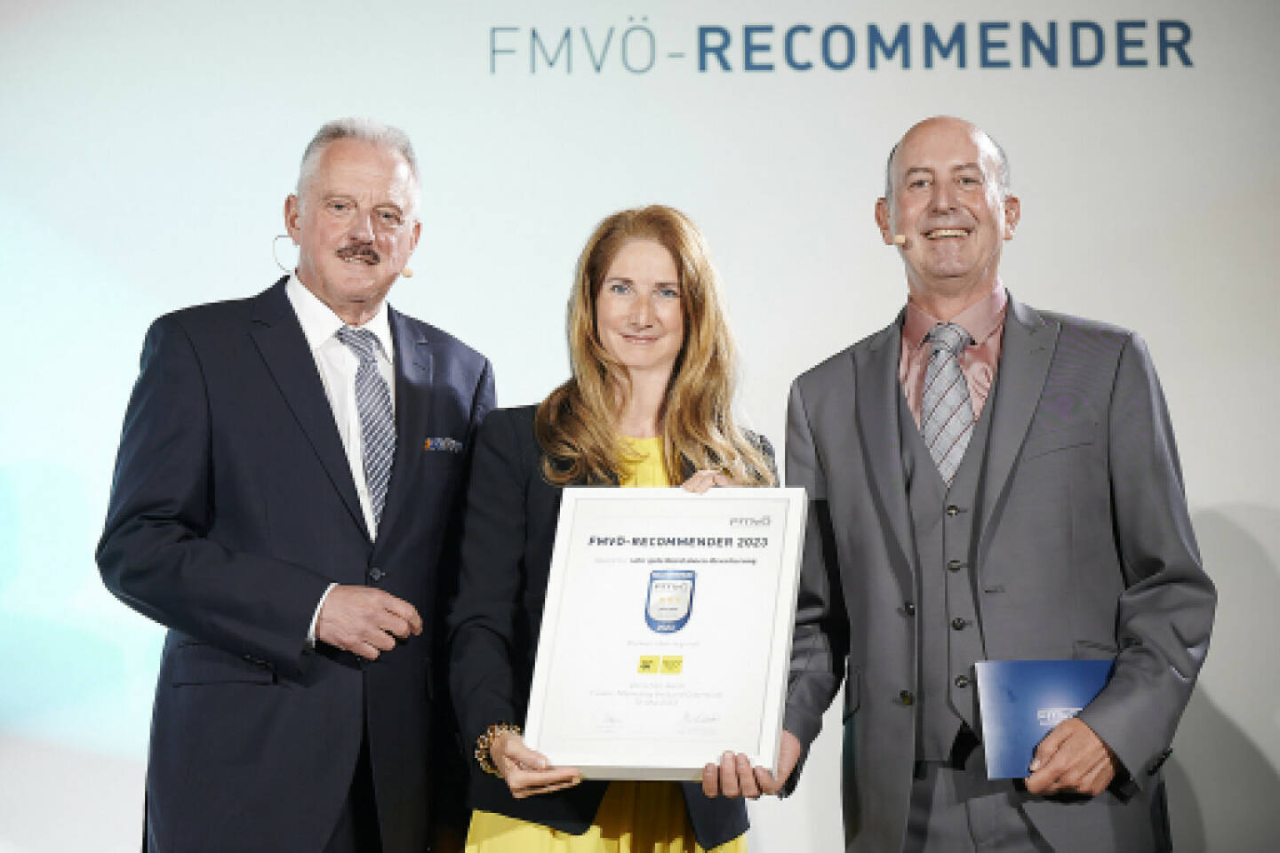 bank99 erhät Recommender Award, v.l.n.r.: Erich Mayer (Präsident, Finanz-Marketing Verband Österreich), Patricia Kasandziev (Vorstandsmitglied bank99), Robert Sobotka (Geschäftsführer, Telemark Marketing) Fotocredit:FMVÖ
