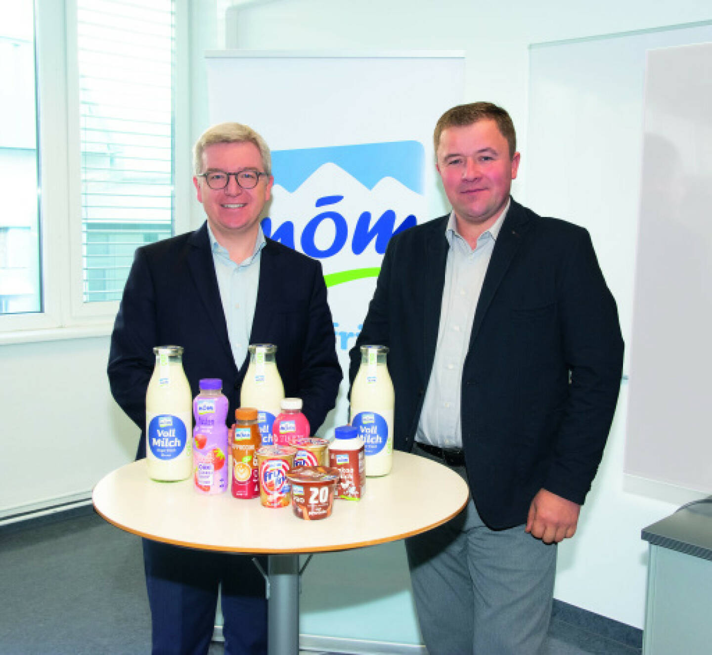 Die Raiffeisen-Holding NÖ-Wien – über die Niederösterreichische Milch Holding GmbH Mehrheitseigentümerin des Molkereiunternehmens NÖM AG mit Sitz in Baden – veräußert 10 % ihrer NÖM-Anteile an die MGN Milchgenossenschaft NÖ. Damit hält die Raiffeisen-Holding NÖ-Wien, Österreichs größte private Beteiligungsholding, zukünftig 65 % der NÖM-Anteile, Niederösterreichs Milchbauern 35 %. Mit diesem Schritt möchten die Eigentümer eine kontinuierliche strategische Weiterentwicklung der NÖM AG sicherstellen. Im Bild: Raiffeisen NÖ-Wien GD Michael Höllerer und MGN Obmann Martin Steiner, Credit: NÖM AG