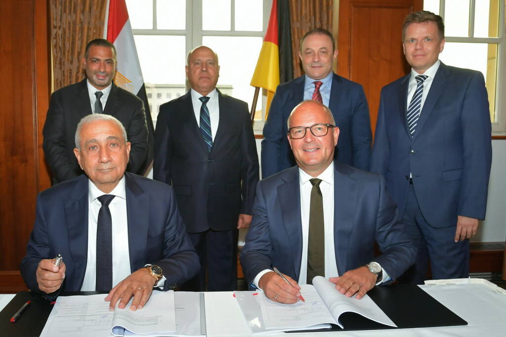 Dorsch Gruppe: Dorsch und ECG gehen Partnerschaft ein, Ahmed Elsayed (Chairman ECG) und Olaf Hoffmann (CEO Dorsch) unterzeichnen den Partnerschaftsvertrag. Stehend (v.l.n.r.): Omar Elsayed (ECG), S.E. Khaled Galal Abdelhamid, Botschafter Ägyptens in Deutschland, der ägyptische Minister of Transportation, Lieutenant General Kamel El Wazeer, Ayman Haikal (COO Dorsch) und Andreas Schweinar (CFO Dorsch) Credit.Dorsch Gruppe, © Aussendung (19.05.2023) 