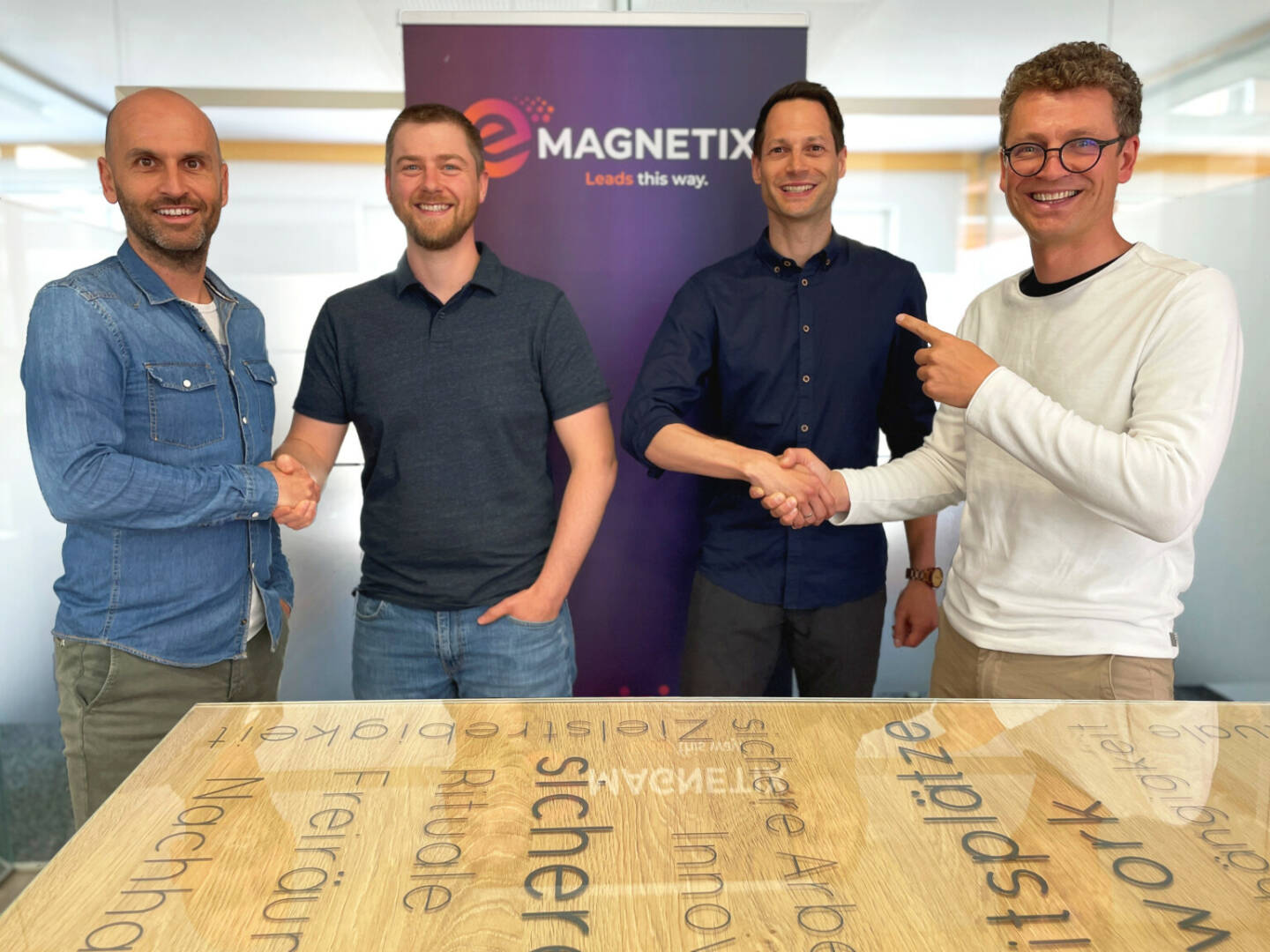 eMAGNETIX Online Marketing GmbH: Zwei kommen, zwei gehen: Neue Geschäftsführung bei eMAGNETIX, Nach 15 Jahren übergeben Thomas Fleischanderl (rechts außen) und Klaus Hochreiter (links außen) die Geschäftsführung von eMAGNETIX an Andreas Gärtner (2.v.r.) und Stefan Mitmansgruber (2.v.l.). Credit: eMAGNETIX 