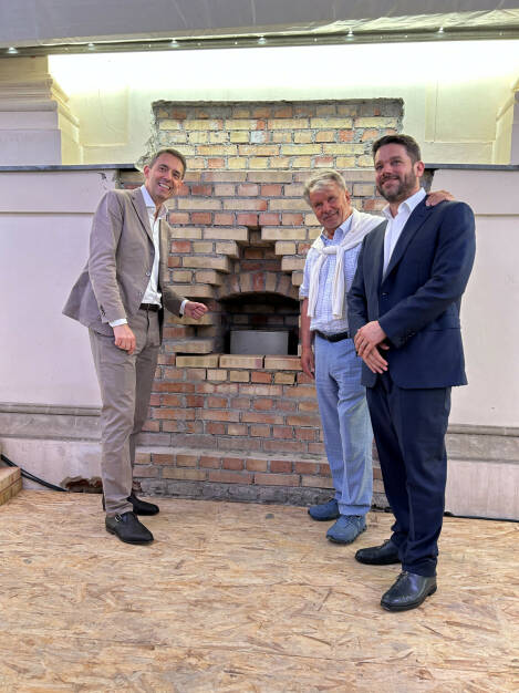 Strabag und Wiener Staatsoper legen den Grundstein für den Französischen Saal im Künstlerhaus, Grundsteinlegung und Einbringung der Zeitkapsel durch Bogdan Roščić, Hans Peter Haselsteiner und Klemens Haselsteiner, Credit: Strabag/Atha Athanasiadis, © Aussender (24.05.2023) 