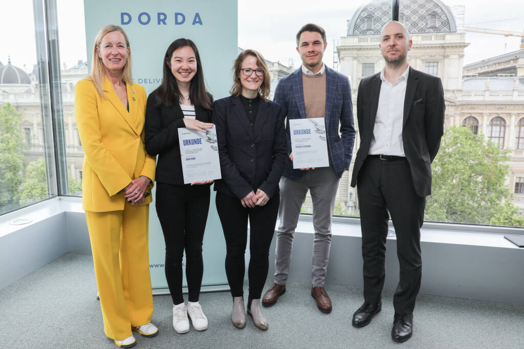 DORDA Rechtsanwälte GmbH: Erfolgreiche Premiere für den DORDA Sustainability Day; Mit der Preisverleihung des DORDA Förderpreises für Nachhaltigkeitsrecht fand der Sustainability Day seinen feierlichen Abschluss. v.l.n.r.: Jury Mitglieder Karin Huber-Heim (Circular Economy Forum Austria), Julia Told (Universität Innsbruck) und Christian Richter Schöller (Co-Head der DORDA Sustainability Group) mit den Gewinnern des DORDA Förderpreises für Nachhaltigkeitsrecht: Sonja Wang und Patrick Patschinka. Fotocredit: Günther Peroutka (07.06.2023) 