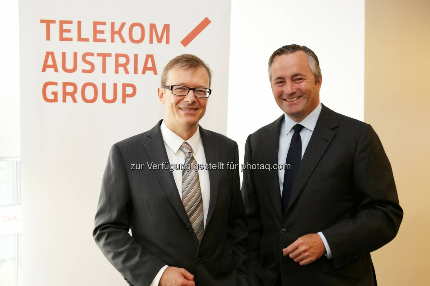 Christoph Hofinger (Managing Partner und wissenschaftlicher Leiter bei Sory) und Hannes Ametsreiter (Generaldirektor Telekom Austria Group und A1) präsentieren Studienergebnisse im Vorfeld des future.talk. 
Fotocredit: Telekom Austria Group/APA-Fotoservice/Rossboth