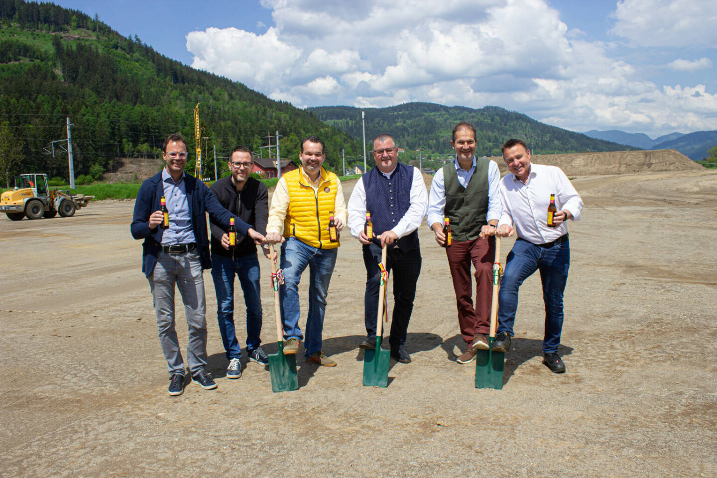 Privatbrauerei Hirt: Die Privatbrauerei Hirt expandiert und baut ein neues Logistikzentrum, um größere Lagerkapazitäten, optimale Lagerbedingungen und eine vereinfachte Logistik zu ermöglichen. Mit dem Spatenstich starten offiziell die Baumaßnahmen für das Logistikzentrum und die Firmenstandorterweiterung um ein 5.200 m² großes Gebäude. Die Baufertigstellung ist im Dezember 2023 geplant. v.l.n.r. Alexander Hofer (Logistikleiter), Jürgen Simma (Logistikmitarbeiter), Niki Riegler (Eigentümer und Geschäftsführer der Privatbrauerei Hirt), Helmut Schweiger (Bürgermeister der Gemeinde Micheldorf), Klaus Möller (Eigentümer und Geschäftsführer der Privatbrauerei Hirt) und Raimund Linzer (Braumeister), Credit: Privatbrauerei Hirt