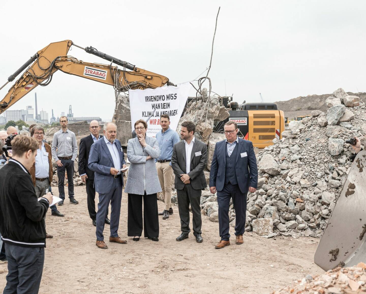 Auf der Baustelle des STRABAG C3 in Bremen empfing Dirk Brozio, Geschäftsführer STRABAG Umwelttechnik GmbH (li.), Bundesbauministerin Klara Geywitz, den STRABAG-Vorstandsvorsitzenden Klemens Haselsteiner und den SPD-Bundestagsabgeordneten Uwe Schmidt zu einem Besuch mit anschließender Experten-Diskussion zum Potenzial einer ressourcenschonenden Kreislaufwirtschaft. Copyright: STRABAG SE / Carsten Baucke