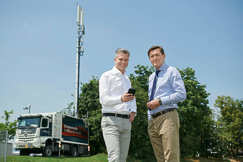 Beste 5G Verbindungen auf der Donauinsel: A1 CEO Thomas Arnoldner und Stadtrat Peter Hanke (v.l.n.r.) vor dem A1 5G Truck am Gelände von Europas größtem Musikfestival. Credit: A1, © Aussender (21.06.2023) 