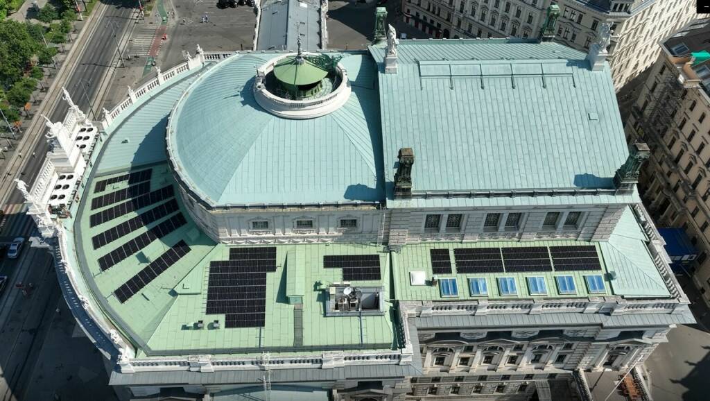 VERBUND AG: Rechtzeitig zum Sommerbeginn wurde auf dem Dach des Burgtheaters eine 300 Quadratmeter große Photovoltaikanlage installiert. Mit 63 kWp wird die Anlage jährlich rund 70.000 kWh Strom erzeugen und 51 Tonnen CO2 pro Jahr einsparen. Fotocredit: VERBUND, © Aussender (21.06.2023) 