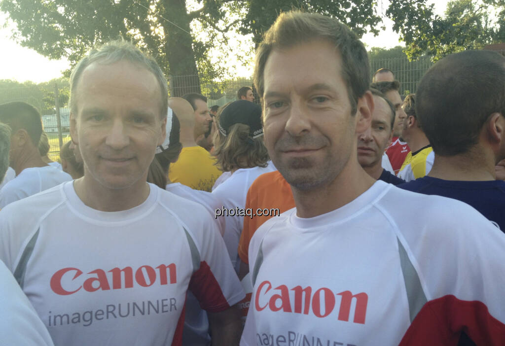 Christian Drastil, Thomas Baucek vor den 4,2 km (die sich ganz schön anhängen). Ich muss sagen, dass Kleider offenbar Leute machen. Im Canon-Shirt wurde ich viel öfter angelächelt als sonst im Corporate Wear mit Kapitalmarktbezug. Hey Leute, ich bins! Danke an Thomas jedenfalls, dass er mich in ein Team reingenommen hat. Machte Spass. (05.09.2013) 